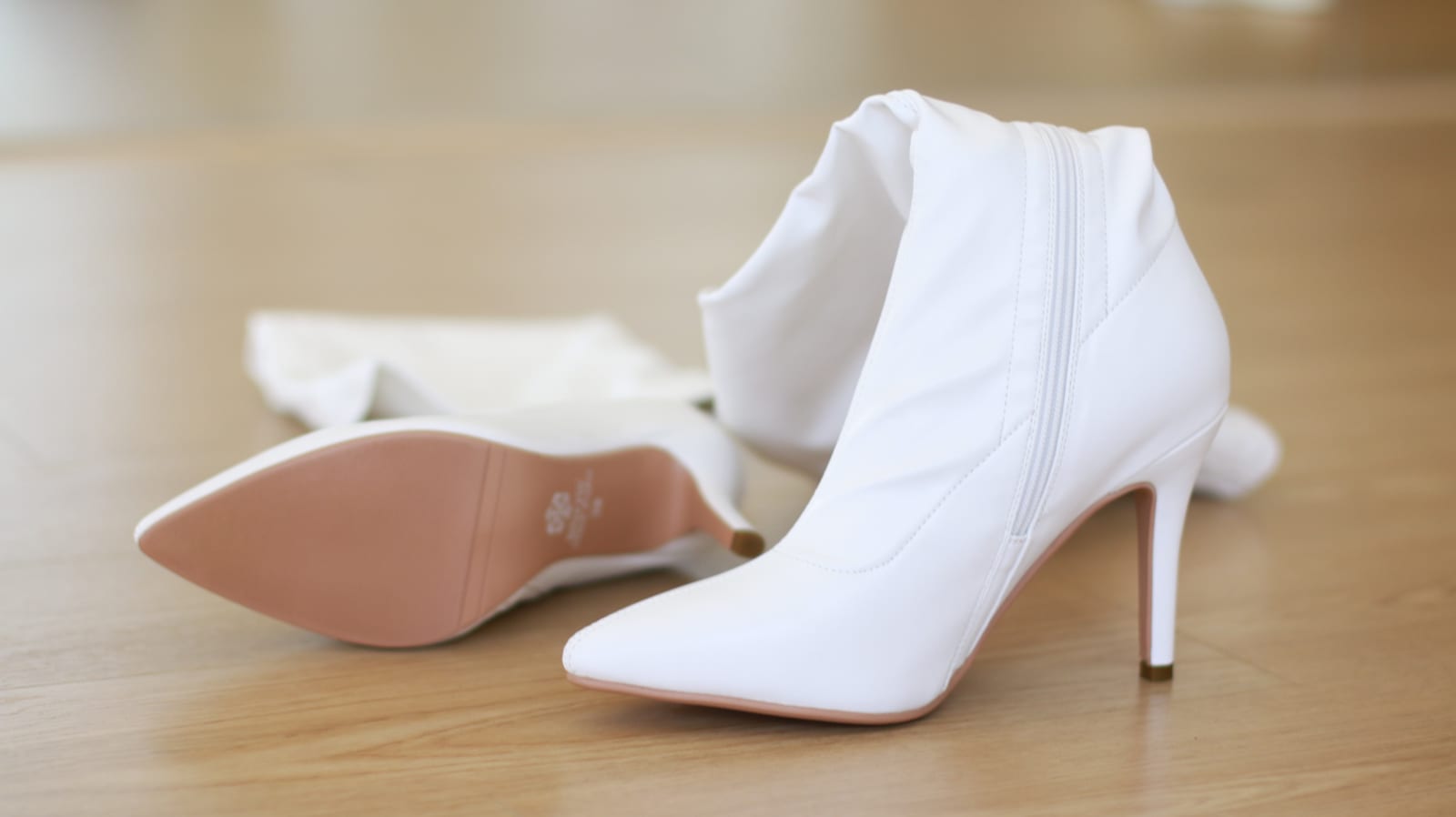Snow Boot — White Stretch — angle 3